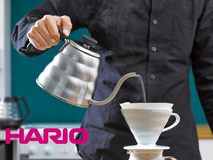Dünyada her geçen gün hızla yayılan 3. dalga kahve akımı, Stoa Coffee ve Japonya’nın dev markası Hario kahve ekipmanları ile Türkiye’de bu akıma yön verecek. Online olarak da hizmete açılan bu yenilikle, artık kahveler istenilen şekilde ve istenilen her ortamda hazırlanabilecek. Nitelikli kahve yapımını esas alan dünyaca ünlü Japon markası Hario‘nun Türkiye’deki resmi dağıtıcısı olan Stoa Coffee, çeşitli kahve demleme alternatiflerini geniş ürün yelpazesiyle tüketicilerine sunmaya başladı. Hario kahve ekipmanlarını otomatik filtre kahve makinelerinden ayıran en önemli özelliği demleme süresi, kullanılacak kahve miktarı ve sıcaklığının tamamen kahve içenin kontrolünde olması. Böylelikle kahvenin demleme sürecindeki tüm aşamalarının kontrolde olmasını sağlayarak, kahvenin özü ve aromalarını daha belirgin şekilde ortaya çıkarabiliyor. Evde, ofiste ve seçkin kafelerde rahatlıkla kullanılabilecek Hario V60 Dripper, Syphon ve Buono Kettle gibi farklı demleme aparatları ile farklı ve özel bir kahve deneyimi mümkün. Hario Skerton Seramik Kahve Değirmeni’nin, seramik öğütücüsü sayesinde, öğütme aşamasında kahveye fazla ısı vermeyeceğinden, kahveyi yakmaz ve daha güzel kokulu, taze olarak çekmeyi sağlıyor. Kahve meraklıları ve baristaların favorisi olan Hario V60 Dripper, spiralli formu suyun akış hızını ve sıcaklığını kontrol ederek, evde ve ofiste de özel bir café’deki lezzeti yakalayabiliyor. Suyun akış hızını kontrol etmeyi sağlayan özel tasarlanmış Buono Kettle’ı beraber kullanarak demlemenin her aşamasını kontrol etmek de mümkün olabilecek. Hario Servis Sürahileri ve diğer sunum ürünleri ile servis daha da şık bir hale gelebiliyor. Hario V60 Buzlu Kahve Demleyici, kahvenin buz ile uyumunu ortaya çıkartarak, soğuk kahve severler için farklı lezzet seçenekleri sunuyor.Stoa Coffee’nin Premium Blend, Colombia ve Mediterranean Blend adında üç ayrı lezzeti var. Stoa Premium Blend, güçlü aroması ve gövdeli yapısıyla espresso tutkunlarına hitap ediyor. Hem espresso, hem de filtre (Hario V60) ve frenchpress’te çok iyi sonuç veren Stoa Colombia ise en seçkin üreticilerinden tedarik edilen % 100 Arabica cinsi çekirdeklerden oluşuyor. Stoa Mediterranean Blend ise farklı bölgelerden gelen Güney Amerika arabica çekirdeklerinin özel olarak harmanlarak yumuşak içimli kahveleri tercih edenler için geliştirildi. Ev dışı tüketim kanalları arasında kurumsal satışta da öne çıkan Stoa Coffee, ofislerinde lezzetli kahve içmek ve ikram etmek isteyen çalışan ve yöneticilerin tercihi. Stoa Coffee’ye ev dışı tüketim kanallarının yanı sıra, Hario demleme ekipmanları ile birlikte online alışveriş sitesi kanalıyla da ulaşılabiliyor. Stoa Türk Kahvesi, Brezilya ve Kolombiya arabica kahve çekirdeklerinden oluşan özel harmanıyla 460 yıllık Türk kahvesi geleneğine özel bir lezzet katıyor.