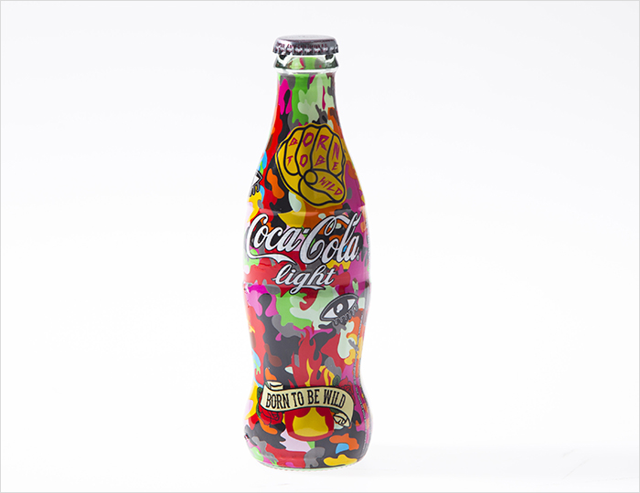 Tasarımcı Hande Çokrak, Coca-Cola Light’ı giydirdi