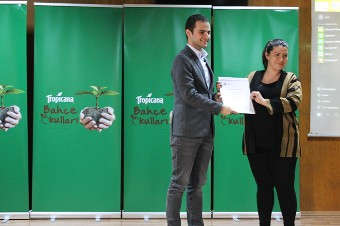 Tropıcana Bahçe Okulları kapsamında Amasyalı çiftçiler sertifikalarını aldı
